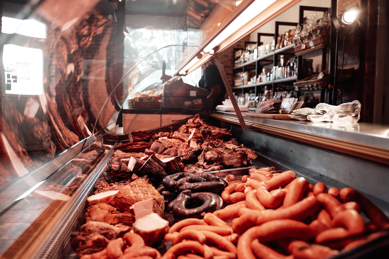 Selección variada de carne vacuno, porcino, ovino, caprino, aves y elaborados sobre fondo neutro, representando la oferta completa.